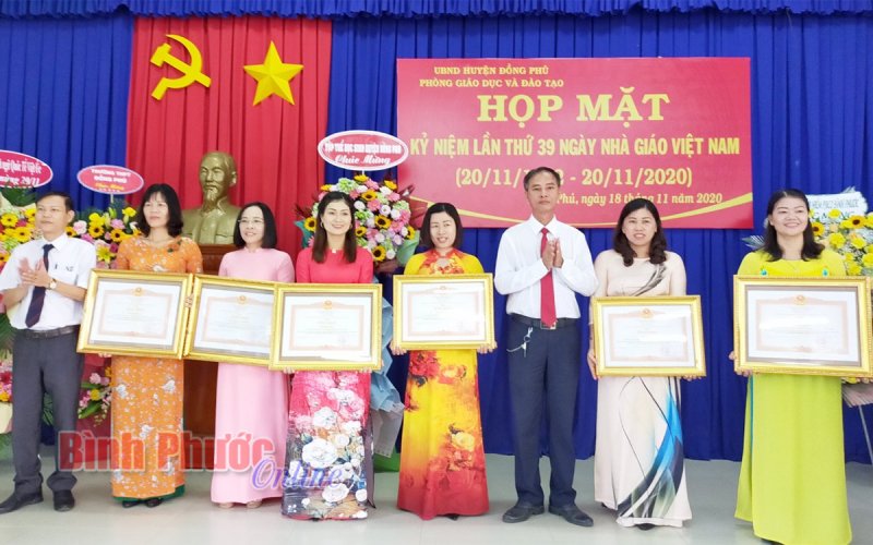 Đồng Phú: Họp mặt kỷ niệm 38 năm Ngày Nhà giáo Việt Nam