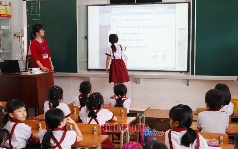 Đồng Xoài: 86% phòng học được trang bị bảng tương tác tivi và màn chiếu