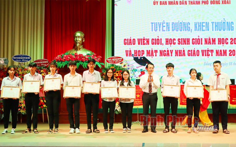 Đồng Xoài: Họp mặt kỷ niệm 38 năm Ngày Nhà giáo Việt Nam và tuyên dương 265 giáo viên giỏi, học sinh giỏi