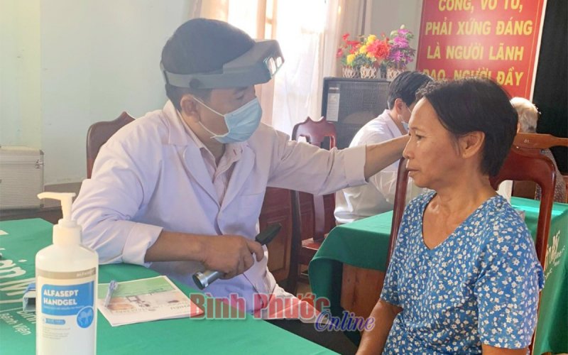 Gần 200 người cao tuổi được khám, phát thuốc miễn phí 