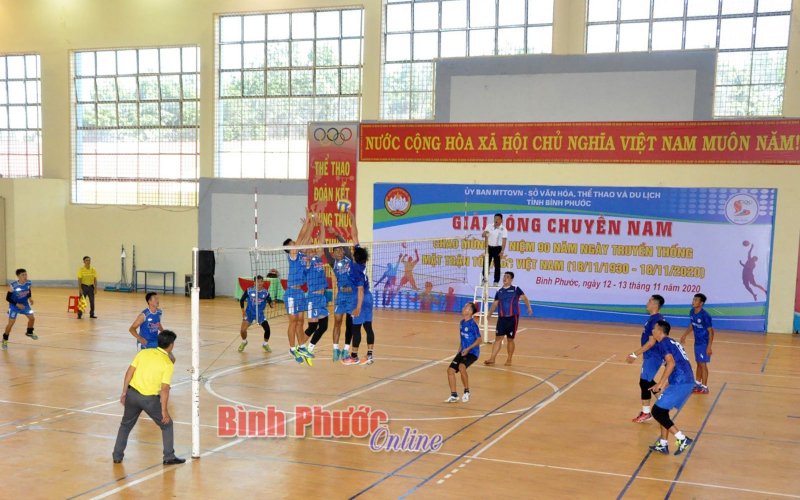 Giải bóng chuyền nam chào mừng Ngày truyền thống MTTQ Việt Nam