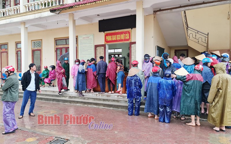 Hỗ trợ 200 triệu đồng cho gần 300 hộ gia đình xã Cẩm Thạch, huyện Cẩm Xuyên, Hà Tĩnh