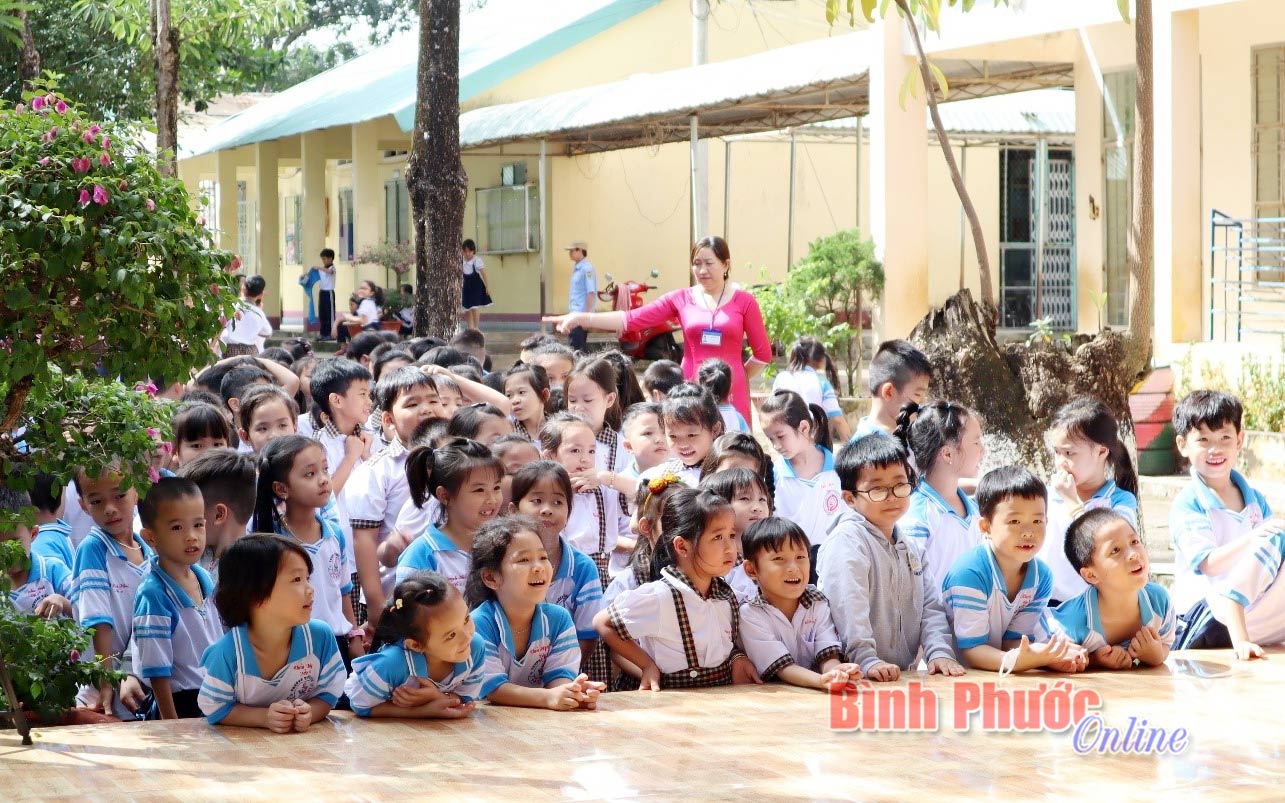 Học sinh làm quen nghệ thuật múa rối