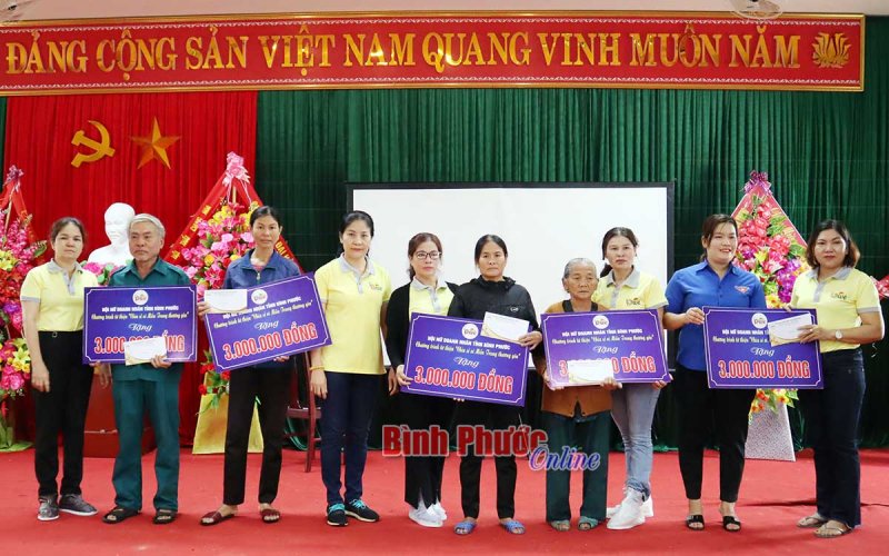 Hội Nữ doanh nhân tỉnh Bình Phước trao yêu thương đến vùng lũ lụt Bố Trạch, tỉnh Quảng Bình