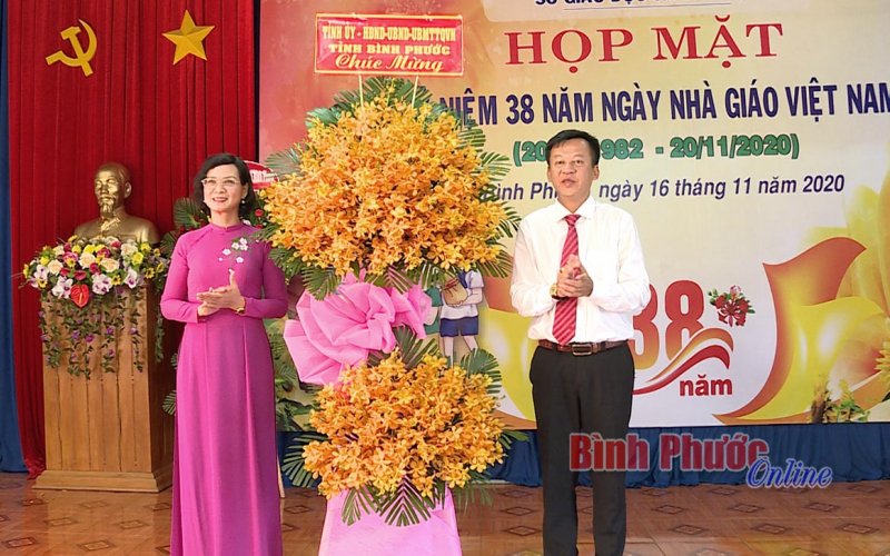Họp mặt kỷ niệm 38 năm Ngày Nhà giáo Việt Nam 