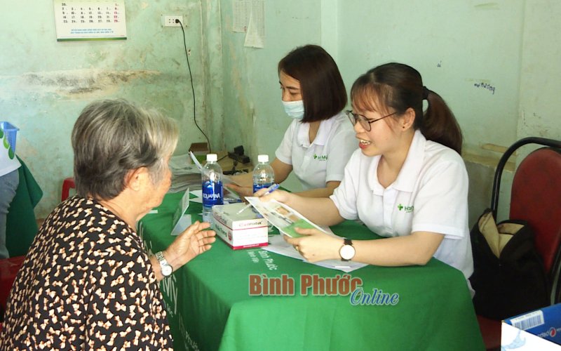 Khám tầm soát về mắt miễn phí cho 200 người dân xã Phú Riềng