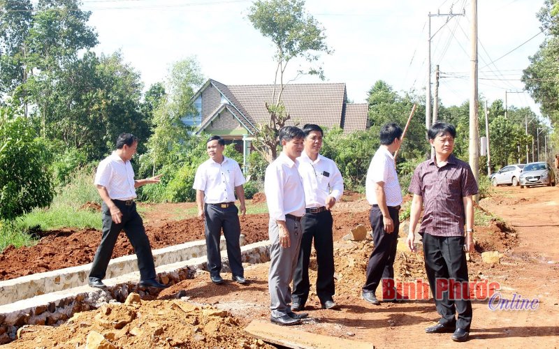 Lãnh đạo huyện Phú Riềng kiểm tra tiến độ các công trình đường giao thông tại xã Long Tân
