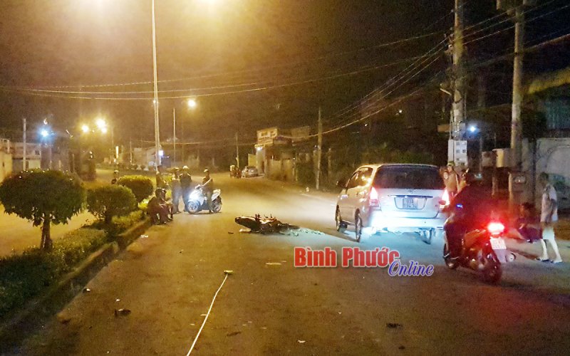 Lao xe mô tô vào dải phân cách, 1 người tử vong