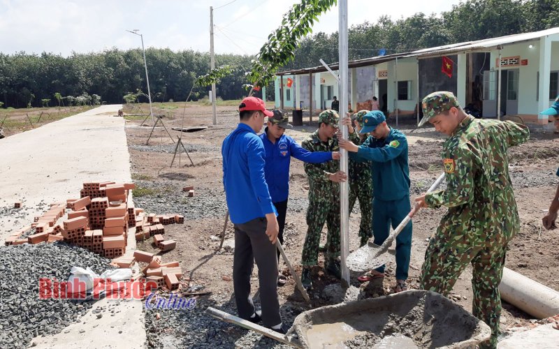 Lắp đặt đèn đường chiếu sáng khu dân cư liền kề chốt dân quân biên giới Thanh Hòa