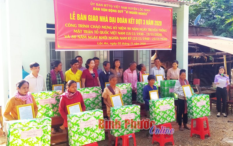 Lộc Ninh: Bàn giao 23 căn nhà đại đoàn kết