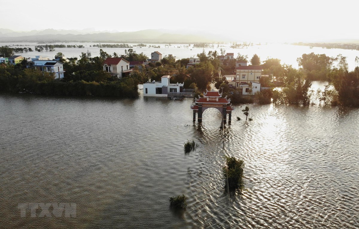 “Lũ chồng lũ, bão chồng bão” miền Trung: Đặc điểm và cách chế ngự