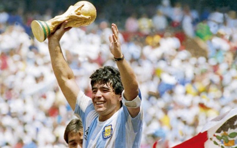 Người hâm mộ bóng đá tưởng nhớ 'cậu bé vàng' Diego Maradona