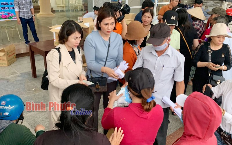 Nhiều đoàn cứu trợ đến vùng bãi ngang thôn Phước Thiện giữa lúc có tin bão