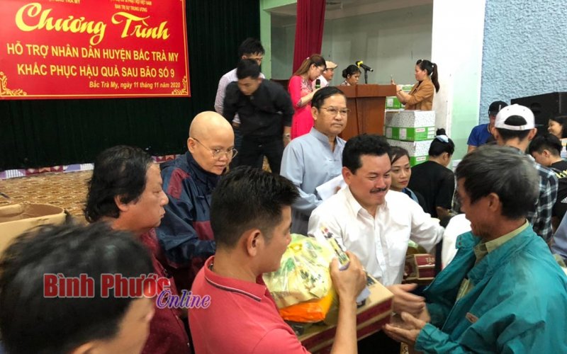 Sẻ chia khó khăn ở miền Trung, lương y Võ Hoàng Yên khám bệnh cho người dân 