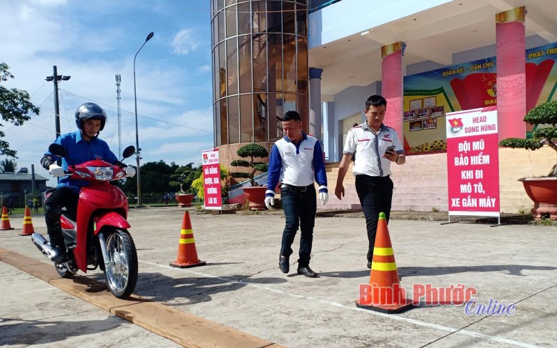 Sôi nổi ngày hội thanh niên với văn hóa giao thông