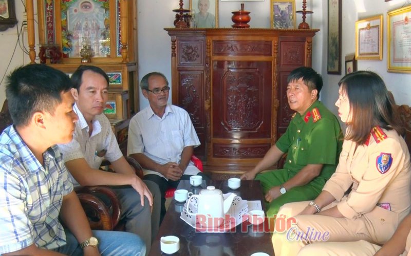 Thăm hỏi, động viên các gia đình có nạn nhân tai nạn giao thông năm 2020