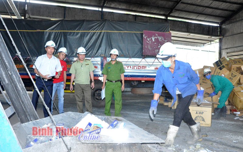 Tiêu hủy hơn 100 ngàn bao thuốc lá ngoại nhập lậu