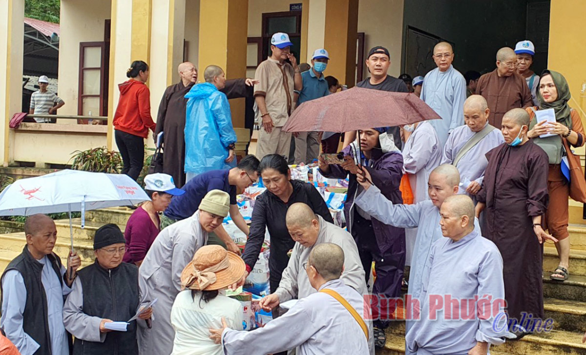 Tình người Bình Phước hướng về bà con vùng lũ lụt miền Trung