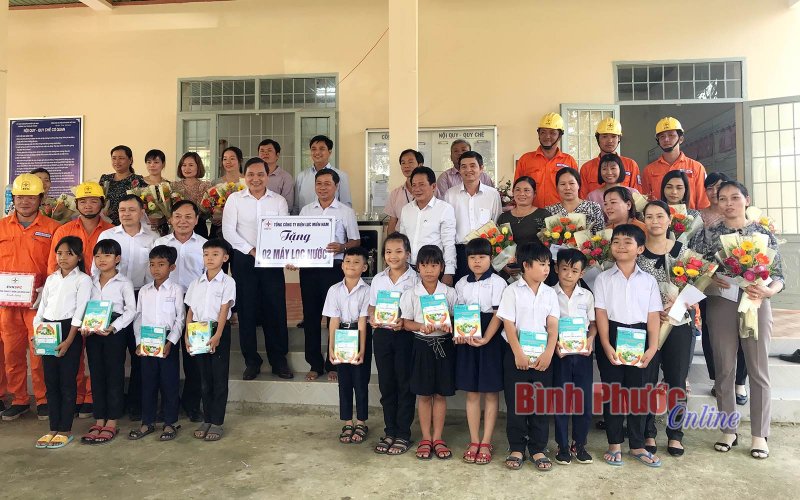 Tổng công ty Điện lực miền Nam tặng quà Mẹ Việt Nam anh hùng, giáo viên và học sinh tại Lộc Ninh