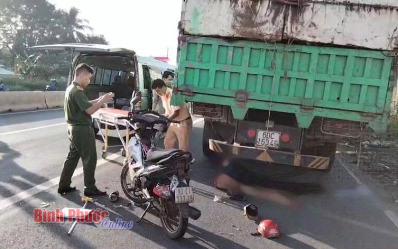 Tông xe tải dừng trên đường, 1 thanh niên tử vong tại chỗ 