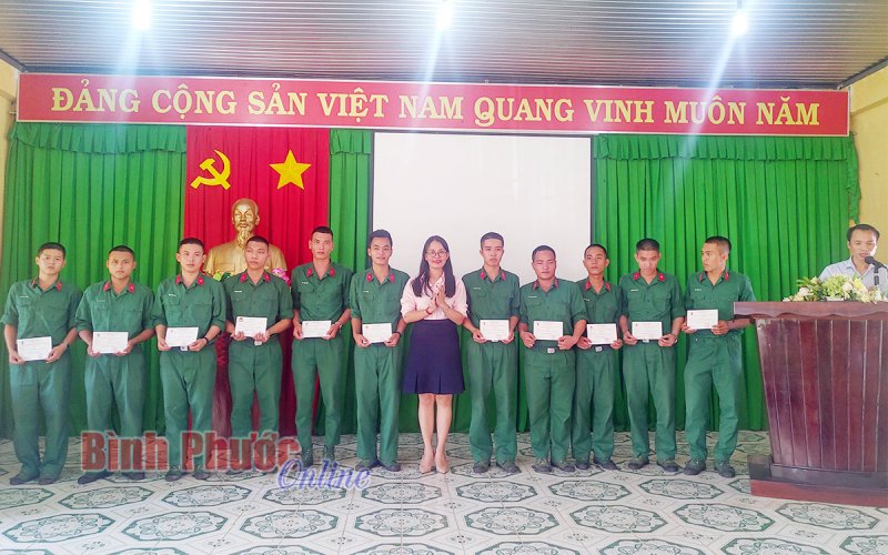 Trao chứng chỉ nghề cho hạ sĩ quan, chiến sĩ Tiểu đoàn 208