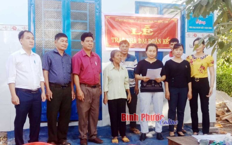 Trao nhà đại đoàn kết cho hộ khó khăn 