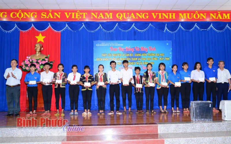 Trên 1,7 tỷ đồng hỗ trợ cho người khuyết tật, trẻ mồ côi và bệnh nhân nghèo