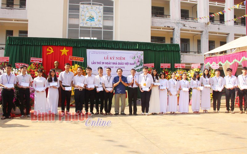 Trường THPT chuyên Bình Long kỷ niệm Ngày Nhà giáo Việt Nam 