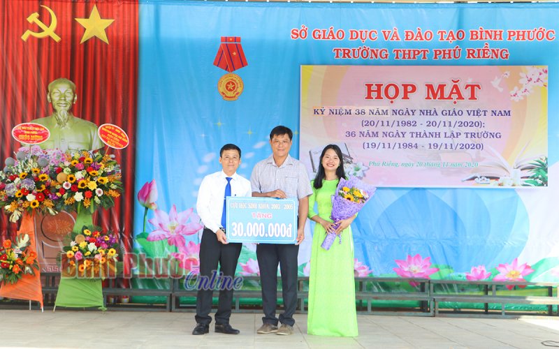 Trường THPT Phú Riềng tổ chức lễ kỷ niệm 38 năm Ngày Nhà giáo Việt Nam