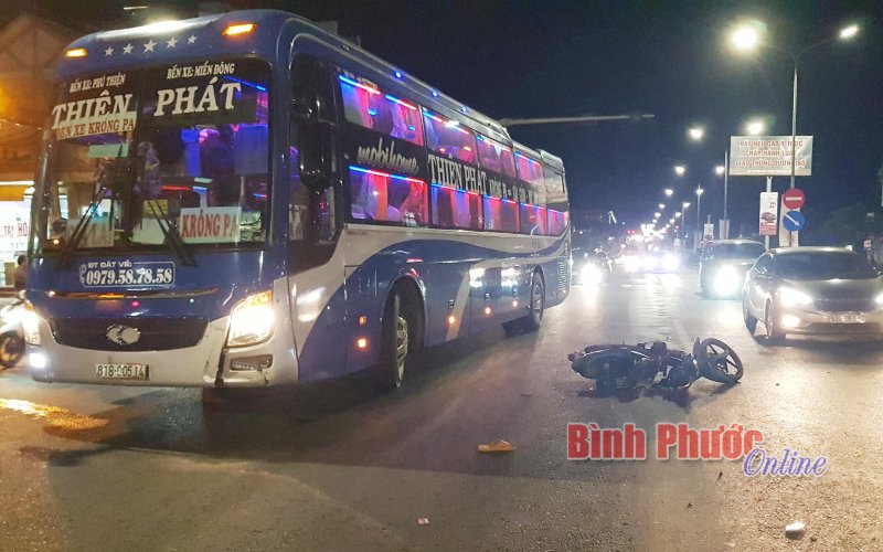 Xe khách tông xe mô tô trên quốc lộ 14, một người bị thương nặng
