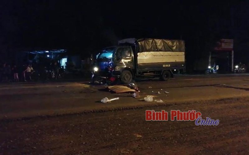 Xe mô tô đấu đầu ô tô tải, một thanh niên tử vong tại chỗ