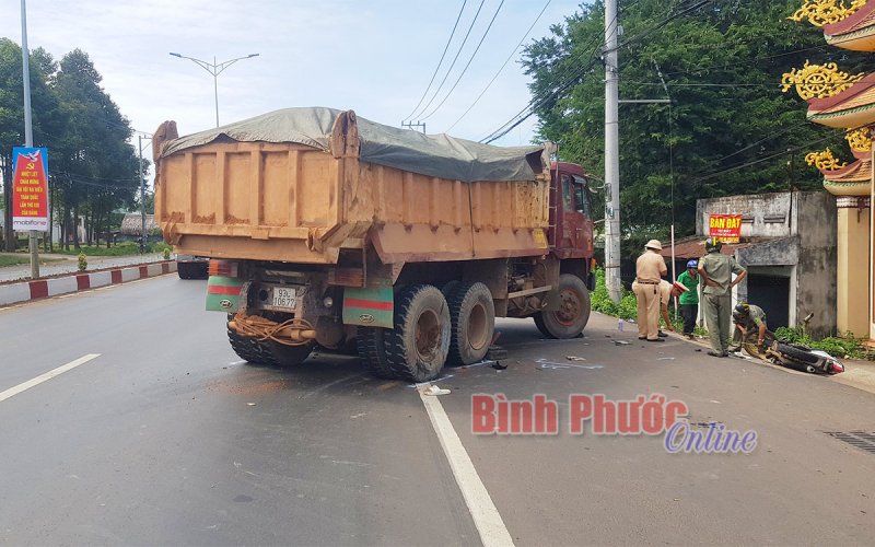 Xe mô tô va chạm xe ben, một người bị thương