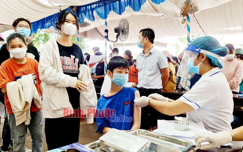 4.008 trẻ từ 12-15 tuổi ở Bình Long được tiêm vắc xin Covid-19 