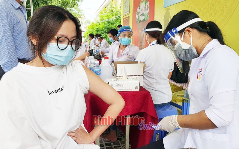 525 học sinh Trường THPT Nguyễn Du được tiêm vắc xin phòng Covid-19