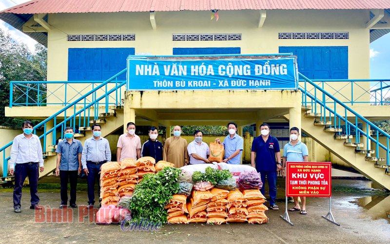 Ban Dân tộc tỉnh thăm, tặng quà người dân Bù Kroai