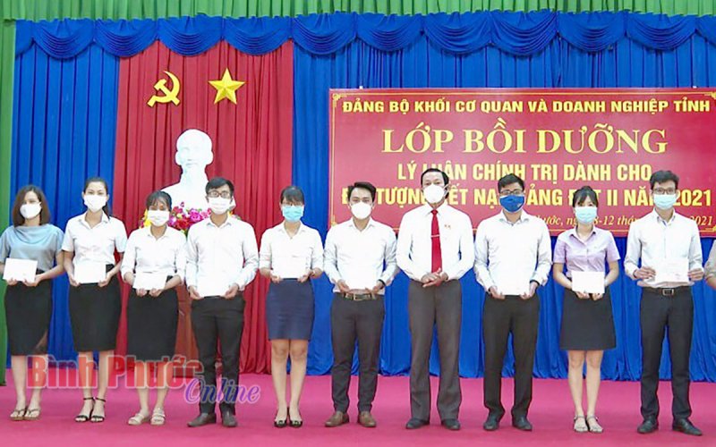 Bế giảng lớp bồi dưỡng lý luận chính trị dành cho đối tượng kết nạp Đảng đợt II năm 2021