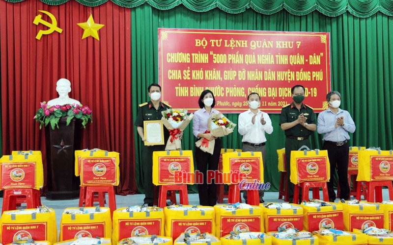 Bộ Tư lệnh Quân khu 7 tặng quà người dân khó khăn do dịch Covid-19 