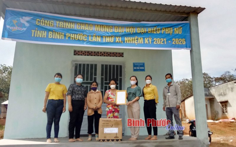 Bù Gia Mập bàn giao công trình “Thắp sáng đường quê” và “Mái ấm tình thương”