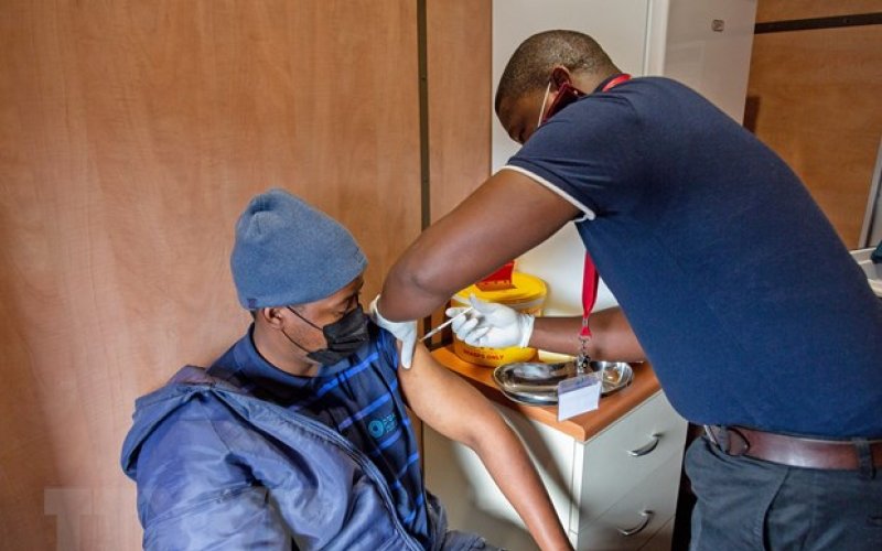 Các hãng dược nghiên cứu phát triển vaccine chống biến thể Omicron