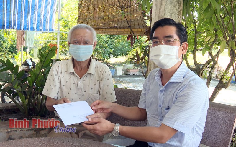 Chơn Thành hỗ trợ kinh phí cho đảng viên khó khăn 