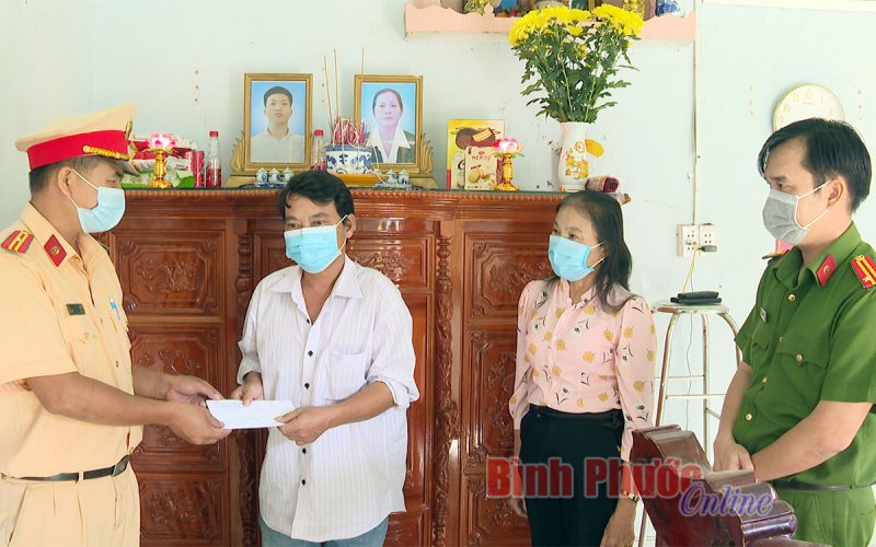 Chơn Thành thăm, tặng quà 4 gia đình nạn nhân tai nạn giao thông 