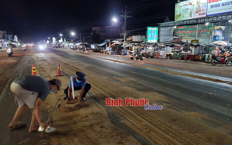 Dầu điều đổ tràn ra đường gây mất an toàn giao thông