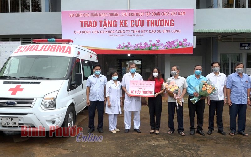 Gia đình ông Trần Ngọc Thuận tặng xe cứu thương hiện đại