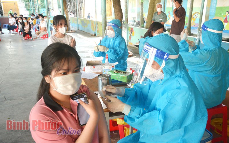 Huyện Chơn Thành và thị xã Bình Long: Học sinh hân hoan khi được tiêm vắc xin phòng Covid-19