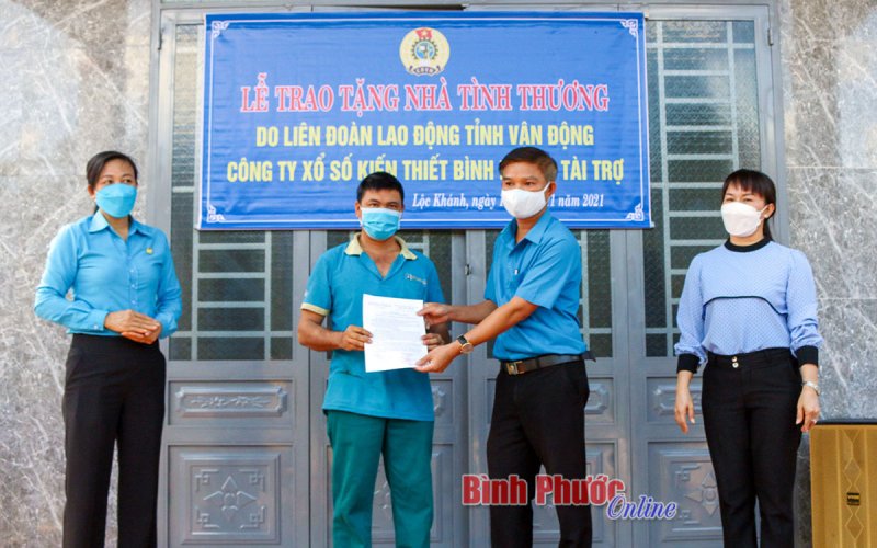 Liên đoàn Lao động tỉnh trao tặng 4 nhà tình thương