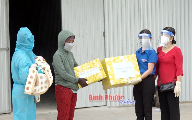 Mẹ con sản phụ &ldquo;vượt cạn&rdquo; tại Bệnh viện d&atilde; chiến số 2 B&igrave;nh Long được xuất viện