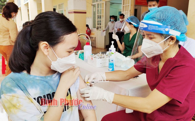 Người dân Phước Long đồng tình tiêm vắc xin cho trẻ 