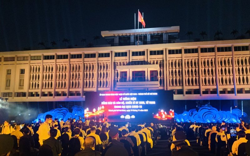 Người d&acirc;n TP. Hồ Ch&iacute; Minh bắt đầu tưởng niệm nạn nh&acirc;n mất v&igrave; COVID-19