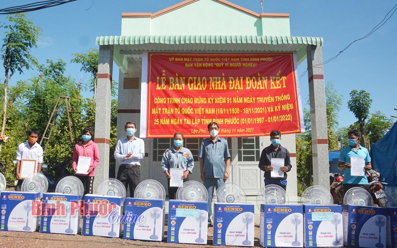 Nhân dân ấp Bù Nồm chung vui Ngày hội đại đoàn kết toàn dân tộc