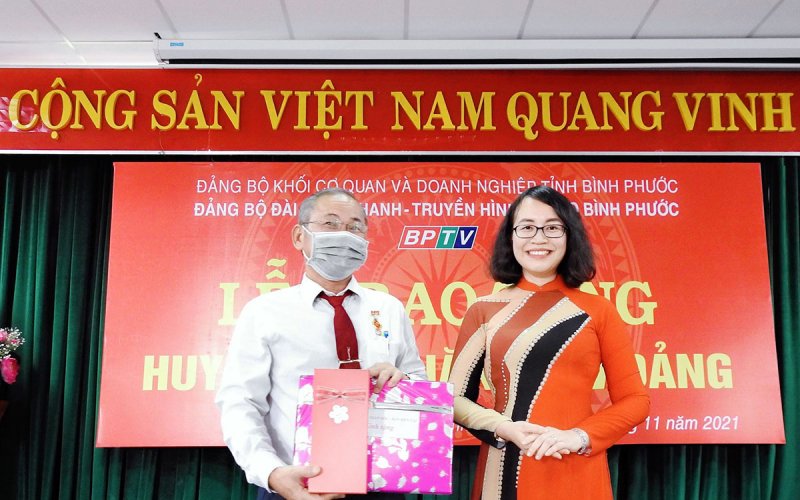 Phó giám đốc - Phó tổng biên tập BPTV Phan Văn Thảo đón nhận Huy hiệu 30 năm tuổi Đảng